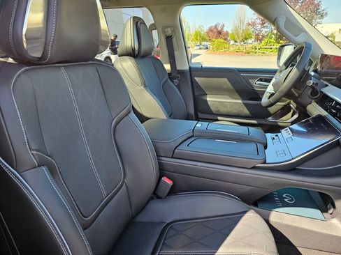New 2025 INFINITI QX80 Sensory image 13