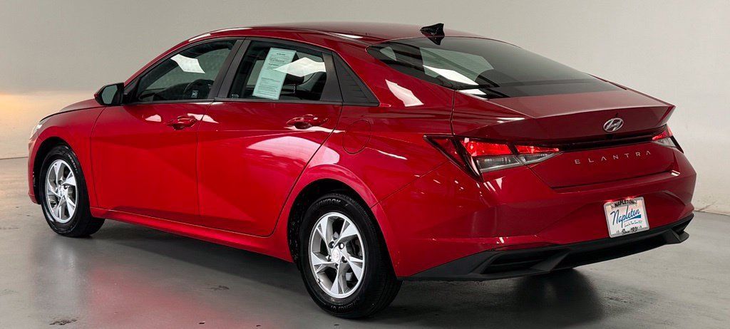 Used 2021 Hyundai Elantra SE FWD image 4