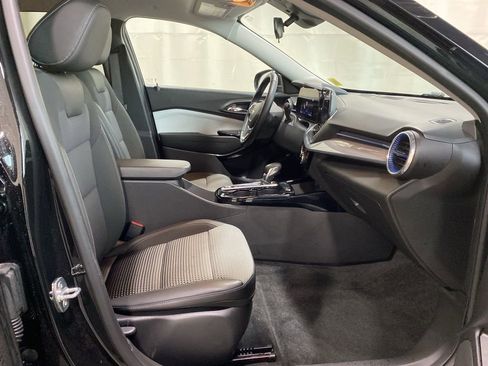 Used 2024 Chevrolet Trax LT w/ LT Convenience Package image 11