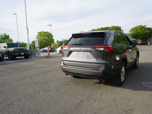 Used 2021 Toyota RAV4 LE AWD/4WD image 3
