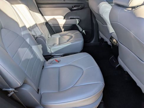Used 2021 Toyota Highlander XLE AWD/4WD image 35