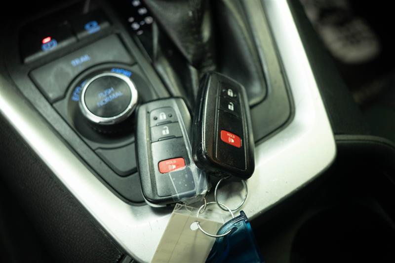 Used 2020 Toyota RAV4 XLE AWD/4WD image 24