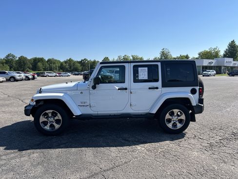 Used 2017 Jeep Wrangler Unlimited Sahara w/ Connectivity Group AWD/4WD image 6