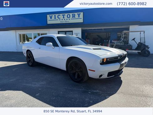 Used 2019 Dodge Challenger SXT image 1
