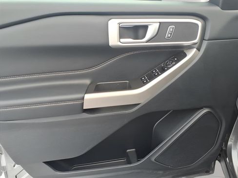 Used 2023 Ford Explorer XLT w/ Equipment Group 202A image 12