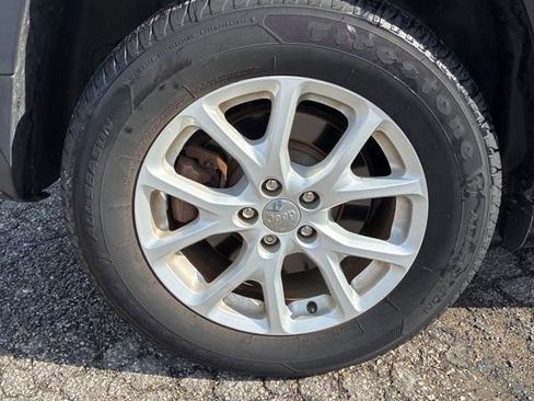 Used 2018 Jeep Cherokee Latitude w/ Cold Weather Group image 24