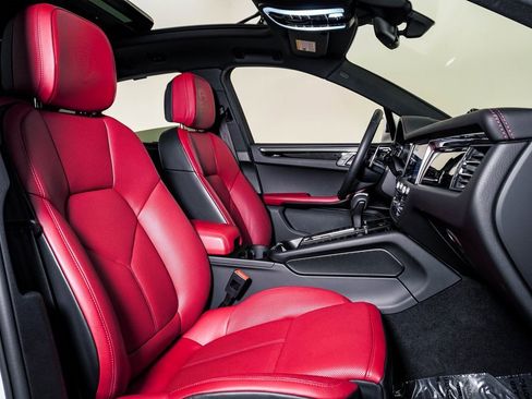 Certified 2025 Porsche Macan image 15