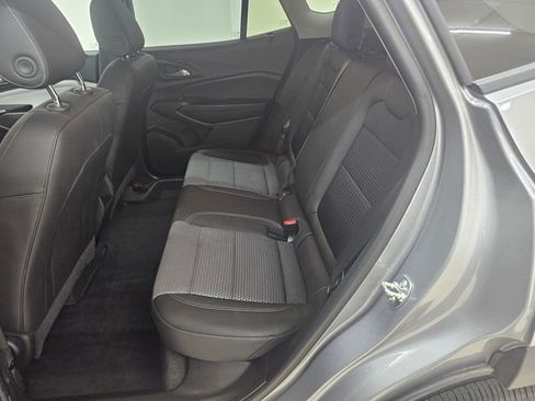 Used 2025 Chevrolet Trax LT w/ LT Convenience Package FWD image 3