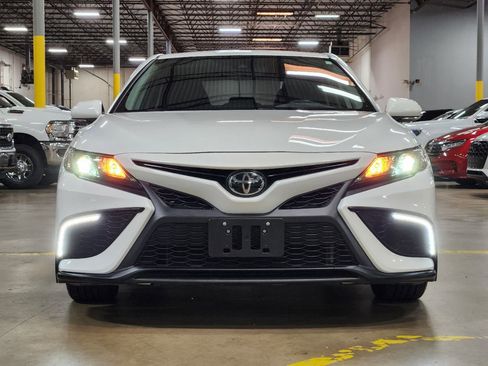 Used 2022 Toyota Camry SE image 3