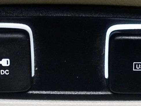 Used 2018 Chrysler Pacifica Touring-L image 28