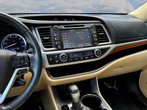 Used 2019 Toyota Highlander Limited Platinum AWD/4WD image 11