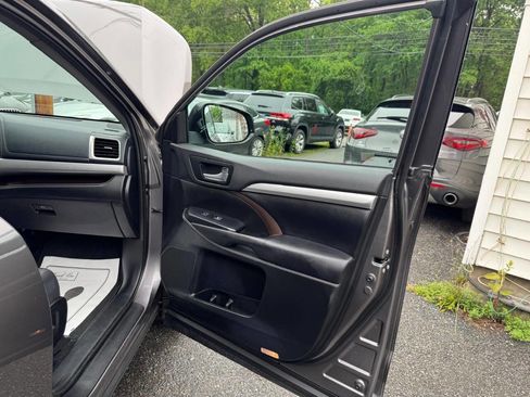 Used 2019 Toyota Highlander XLE image 32
