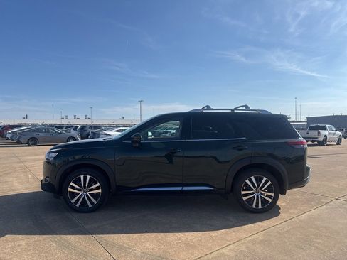Used 2025 Nissan Pathfinder Platinum image 13