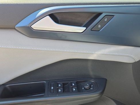 Used 2024 Volkswagen Taos SE image 33