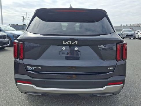 Used 2025 Kia Sorento S image 5