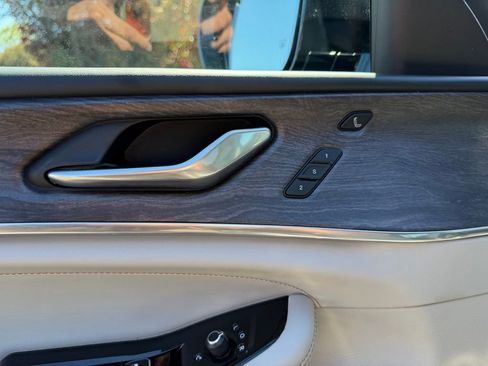 Used 2022 Jeep Grand Cherokee L Overland w/ Luxury Tech Group IV AWD/4WD image 12