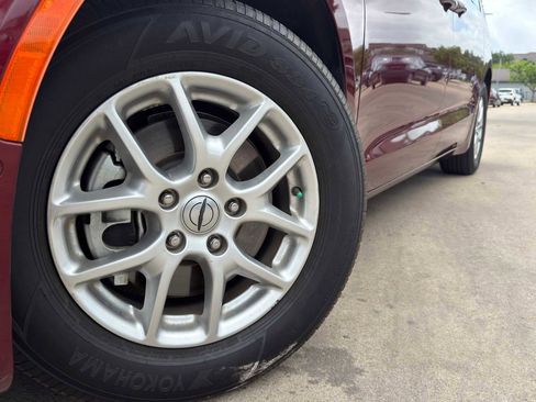 Used 2023 Chrysler Pacifica Touring-L FWD image 3