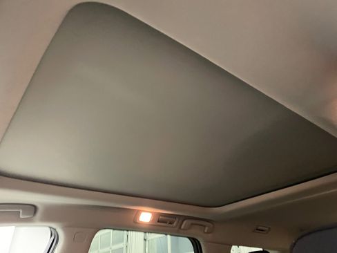 Used 2024 Nissan Pathfinder SV w/ SV Premium Package image 4