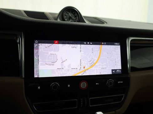 Certified 2026 Porsche Macan image 33