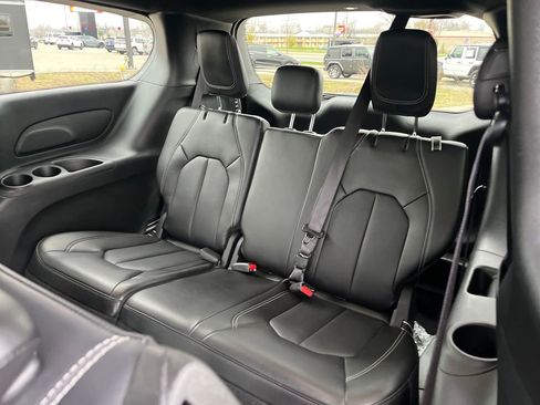 Used 2025 Chrysler Pacifica Select FWD image 29