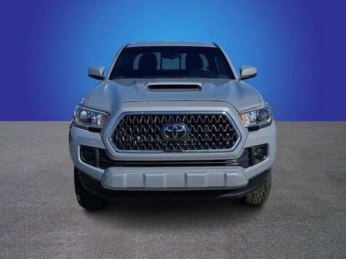Used 2018 Toyota Tacoma TRD Sport image 2