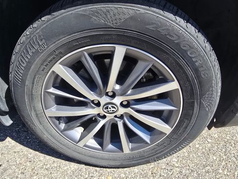 Used 2019 Toyota Highlander XLE AWD/4WD image 18