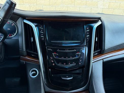 Used 2018 Cadillac Escalade ESV 4WD image 9