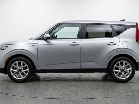 Used 2025 Kia Soul LX w/ LX Technology Package FWD image 5