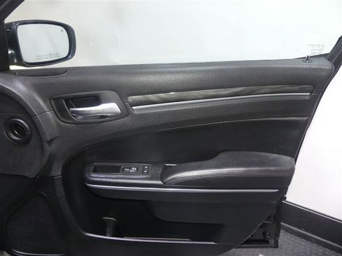 Used 2018 Chrysler 300 Touring w/ Driver Convenience Group AWD/4WD image 18