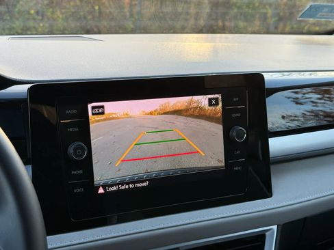 Certified 2025 Volkswagen Taos SE w/ Panoramic Sunroof Package image 27