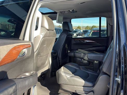 Used 2017 Cadillac Escalade ESV Luxury image 23