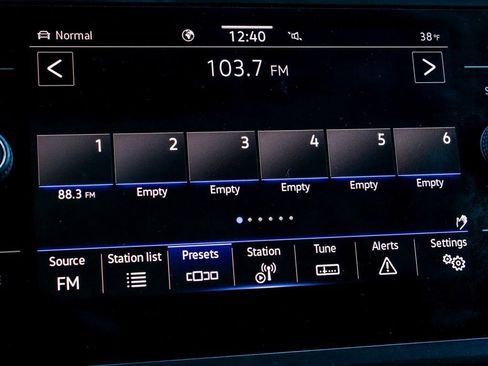 Used 2022 Volkswagen Tiguan SE w/ Panoramic Sunroof Package image 21