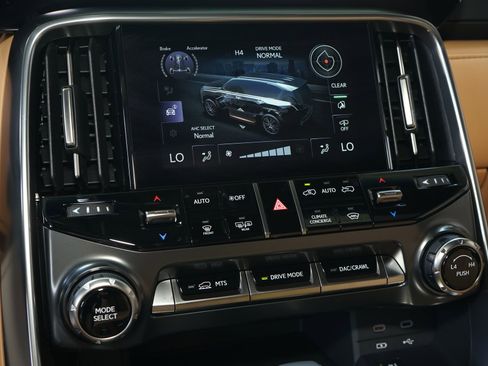 Used 2026 Lexus LX 700h Luxury AWD/4WD image 18