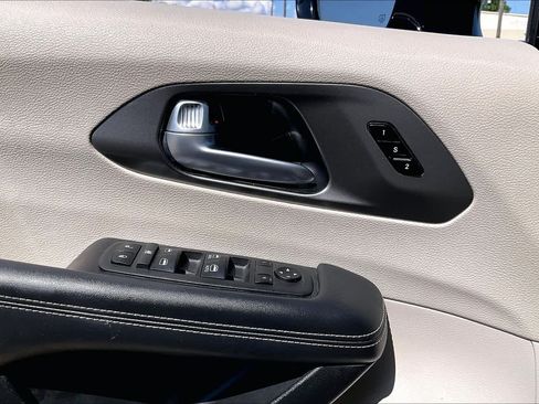 Used 2024 Chrysler Pacifica Touring-L FWD image 34