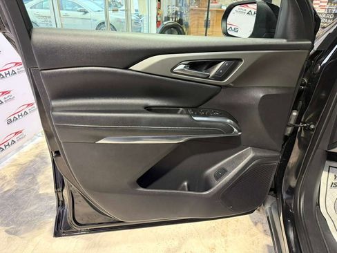 Used 2025 Chevrolet Traverse LT image 28