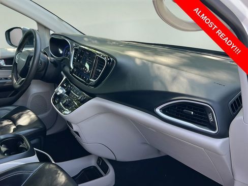 Used 2023 Chrysler Pacifica Touring-L FWD image 19
