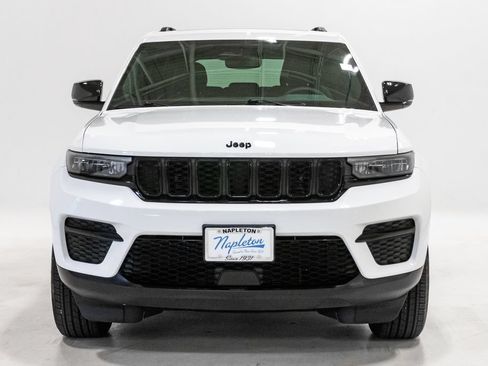 Used 2024 Jeep Grand Cherokee Altitude AWD/4WD image 5