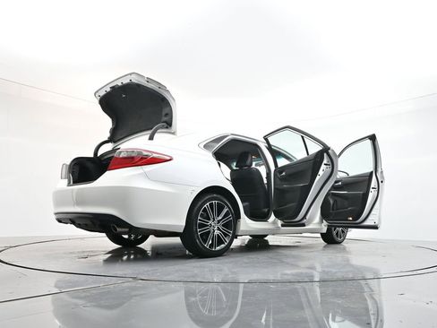 Used 2016 Toyota Camry SE image 41