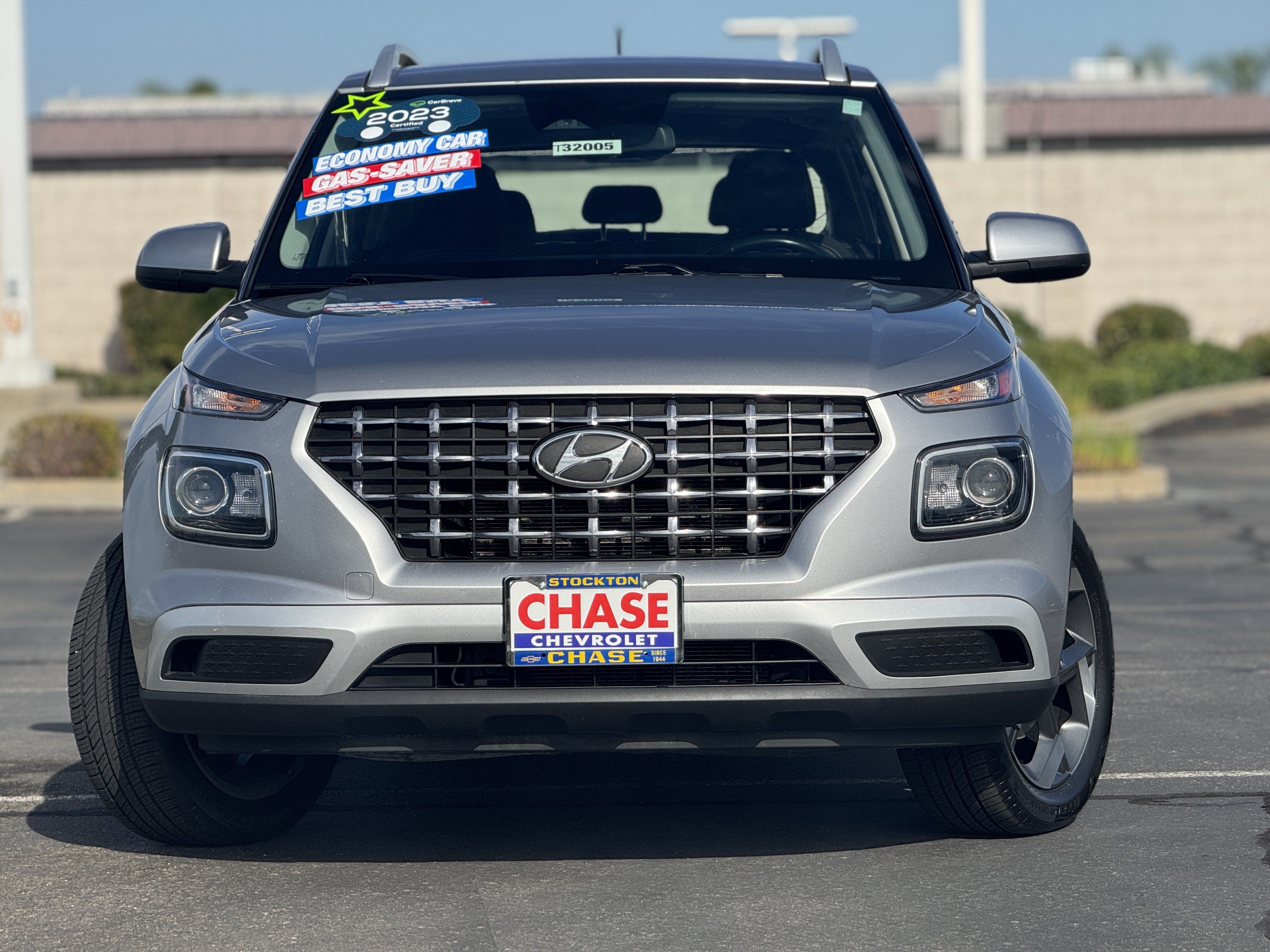 Used 2023 Hyundai Venue SEL FWD image 2
