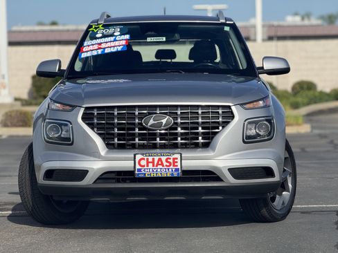 Used 2023 Hyundai Venue SEL image 2