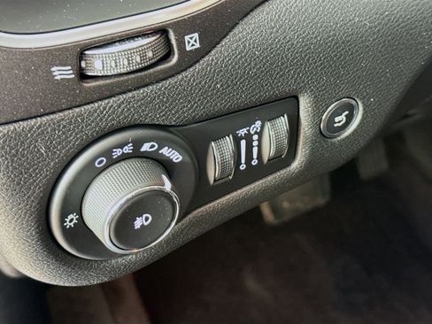 Used 2019 Jeep Cherokee Trailhawk w/ Comfort/Convenience Group AWD/4WD image 9