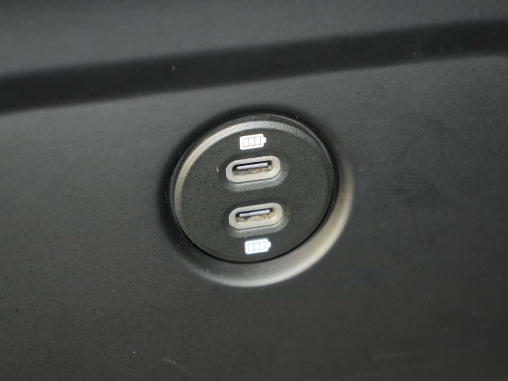 Certified 2023 Porsche Macan Turbo AWD/4WD image 38