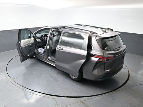 Used 2021 Toyota Sienna XLE FWD image 58