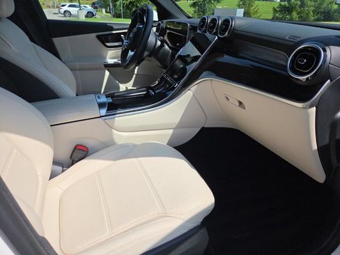 Used 2025 Mercedes-Benz GLC 300 image 12
