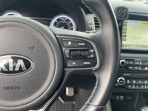 Used 2017 Kia Niro EX image 19
