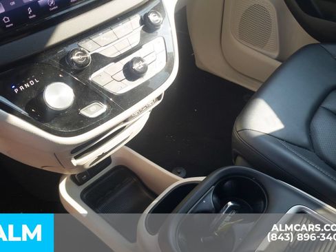 Used 2024 Chrysler Pacifica Touring-L FWD image 9