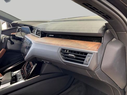 Used 2022 Audi e-tron Premium Plus w/ Premium Plus Package AWD/4WD image 18