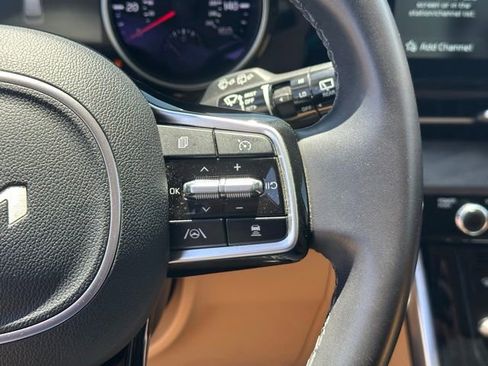 Used 2024 Kia Carnival EX FWD image 19