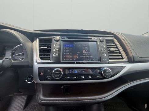Used 2019 Toyota Highlander XLE AWD/4WD image 11