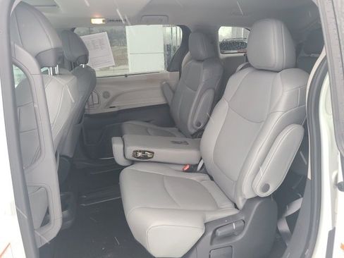 Used 2023 Toyota Sienna XLE image 13
